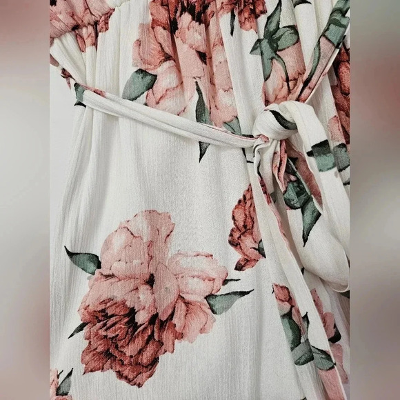 NWT Everly floral shorts romper spaghetti strap with v-neck and tie waist rose - Picture 4 of 6